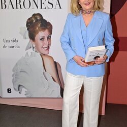 Nieves Herrero con su libro 'La Baronesa'