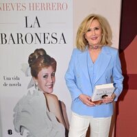 Nieves Herrero con su libro 'La Baronesa'
