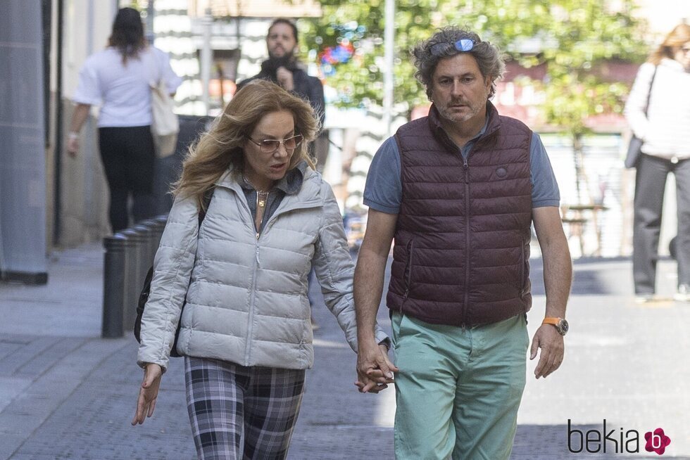 Belén Rodríguez y Álvaro, su novio, paseando por Madrid