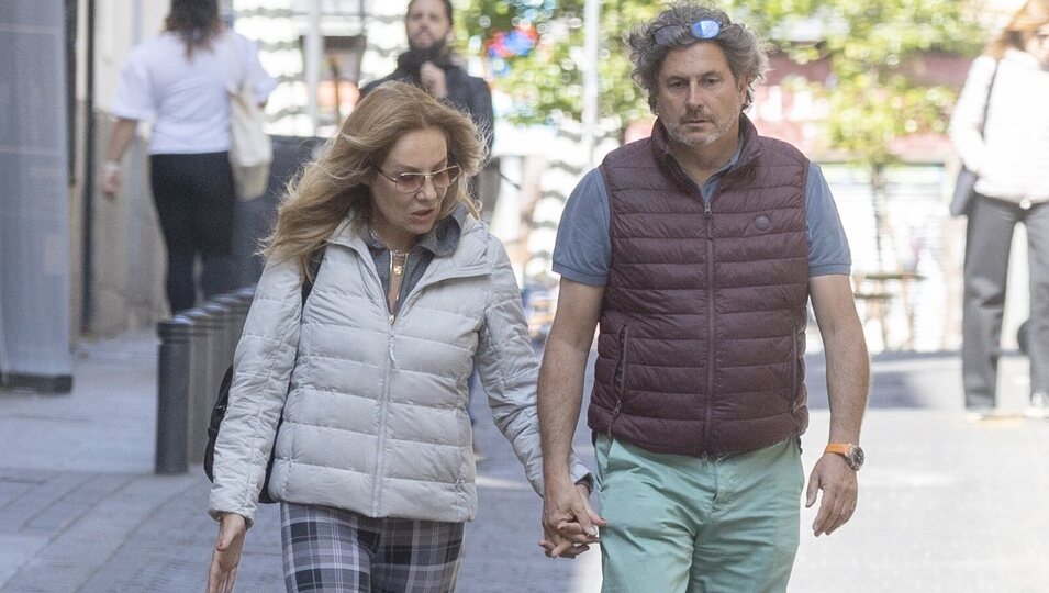 Belén Rodríguez y Álvaro, su novio, paseando por Madrid