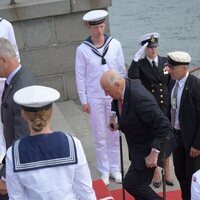 Harald de Noruega subiendo las escaleras con muletas en su visita oficial a Dinamarca