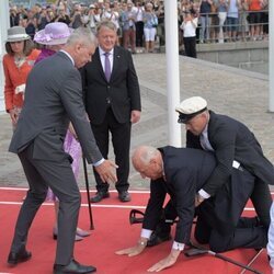 Harald de Noruega en el suelo tras caerse en su visita oficial a Dinamarca