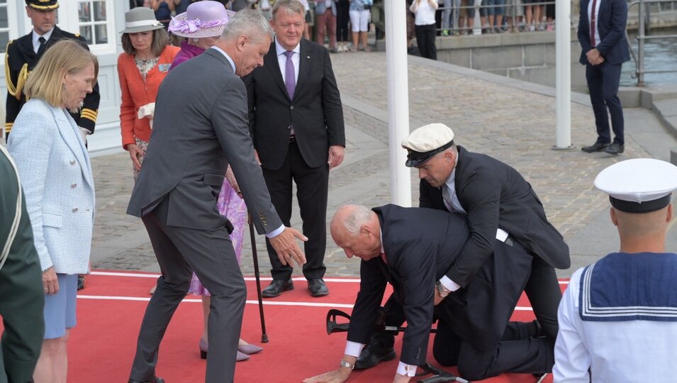 Harald de Noruega en el suelo tras caerse en su visita oficial a Dinamarca