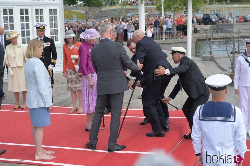 Harald de Noruega, ayudado a levantarse tras caerse en su visita oficial a Dinamarca