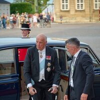 Harald de Noruega con muletas en la cena en su honor en Amalienborg