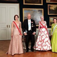 Margarita de Dinamarca y Federico y Mary de Dinamarca con Harald y Sonia de Noruega en una cena en Amalienborg