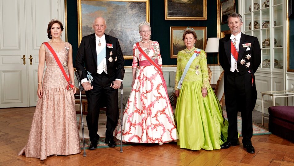 Margarita de Dinamarca y Federico y Mary de Dinamarca con Harald y Sonia de Noruega en una cena en Amalienborg