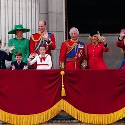 La Princesa Ana, Kate Middleton, el Príncipe Guillermo y sus hijos George, Louis y Charlotte, los Reyes Carlos y Camilla y los Duques de Edimburgo en el Tr