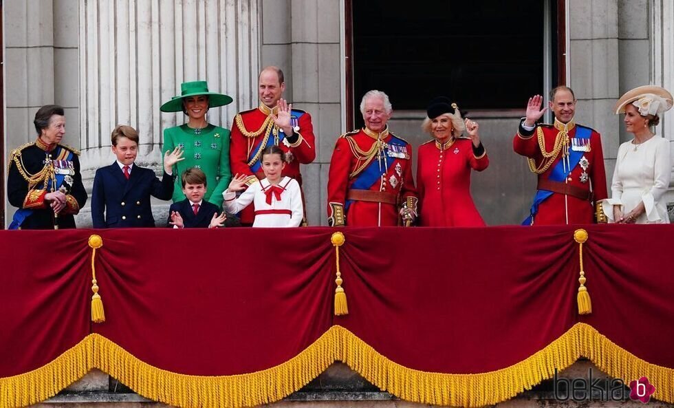 La Princesa Ana, Kate Middleton, el Príncipe Guillermo y sus hijos George, Louis y Charlotte, los Reyes Carlos y Camilla y los Duques de Edimburgo en el Tr