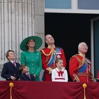 Kate Middleton, el Príncipe Guillermo y sus hijos George, Louis y Charlotte, los Reyes Carlos y Camilla y los Duques de Edimburgo en el Tr