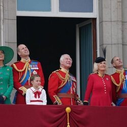 Kate Middleton, el Príncipe Guillermo y sus hijos George, Louis y Charlotte, los Reyes Carlos y Camilla y los Duques de Edimburgo en el Tr