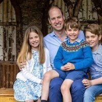 El Príncipe Guillermo y sus hijos George, Charlotte y Louis en un posado por el Día del Padre