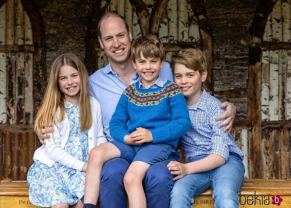 El Príncipe Guillermo y sus hijos George, Charlotte y Louis en un posado por el Día del Padre