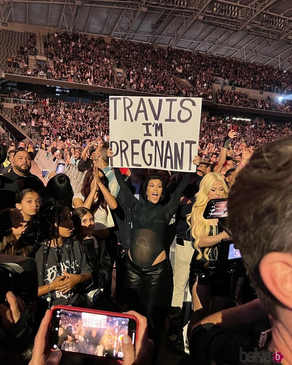 Kourtney Kardashian anunciado que está embarazada de Travis Barker en un concierto de Blink-182