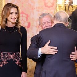 Abdalá de Jordania abraza a Javier Solana en el almuerzo a los Reyes de Jordania en el Palacio Real