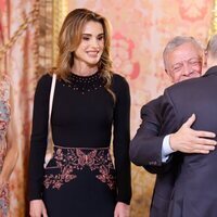 Abdalá de Jordania abraza a Javier Solana en el almuerzo a los Reyes de Jordania en el Palacio Real