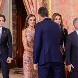 Pedro Sánchez saluda a la Reina Letizia en presencia de Abdalá y Rania de Jordania y su hijo Hashem