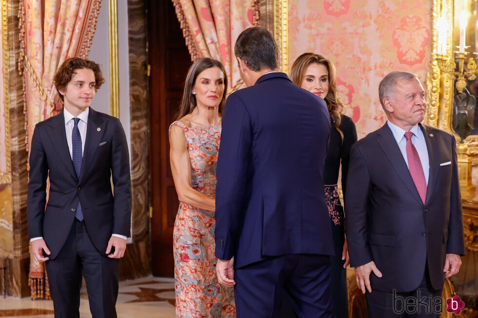 Pedro Sánchez saluda a la Reina Letizia en presencia de Abdalá y Rania de Jordania y su hijo Hashem