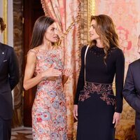 La Reina Letizia y Rania de Jordania hablando en el almuerzo a los Reyes de Jordania en el Palacio Real