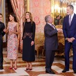La Reina Letizia y Hashem de Jordania hablando junto a Abdalá y Rania de Jordania y el Rey Felipe VI