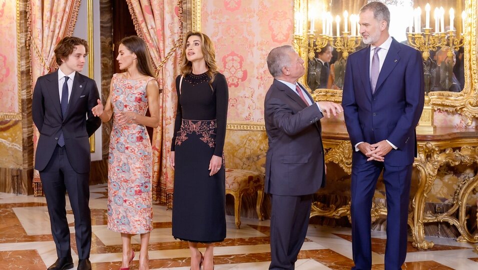 La Reina Letizia y Hashem de Jordania hablando junto a Abdalá y Rania de Jordania y el Rey Felipe VI