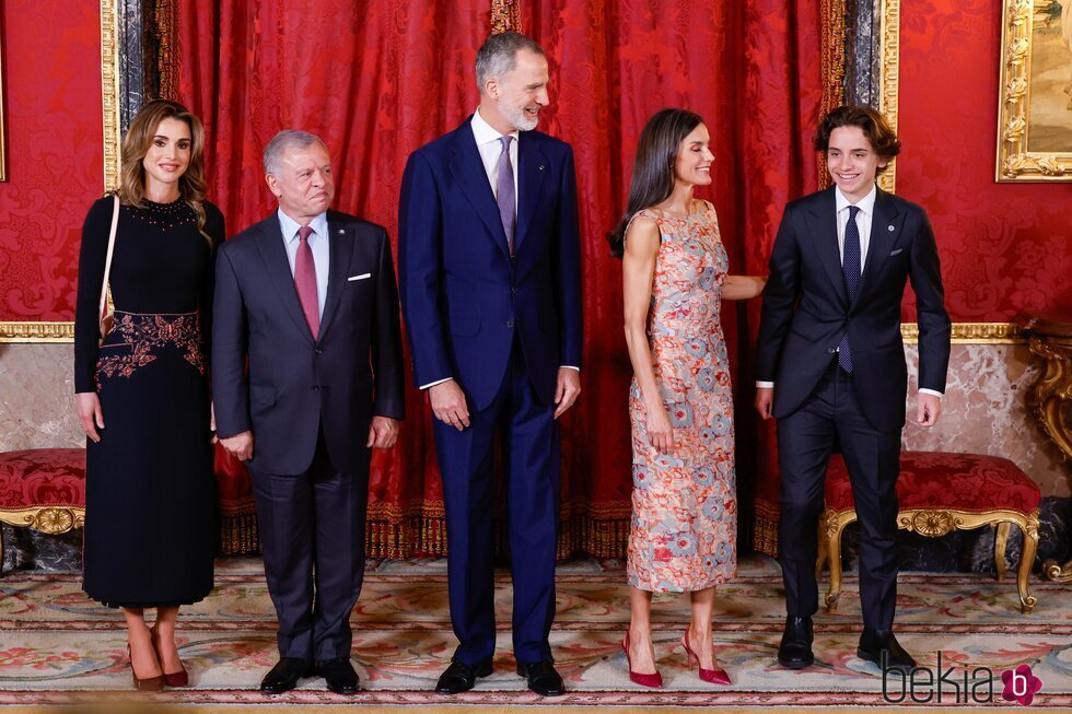 La Reina Letizia, muy atenta con Hashem de Jordania en presencia del Rey Felipe VI y de Abdalá y Rania de Jordania