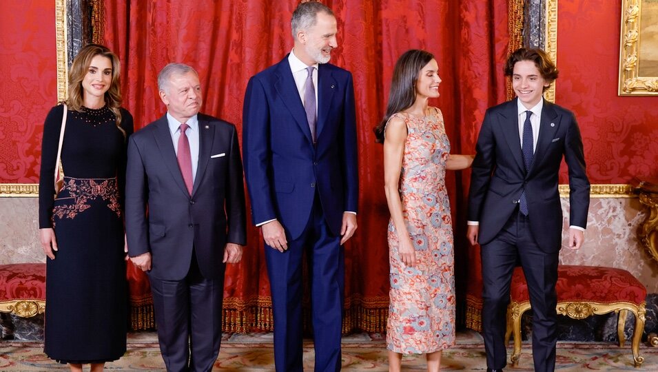 La Reina Letizia, muy atenta con Hashem de Jordania en presencia del Rey Felipe VI y de Abdalá y Rania de Jordania