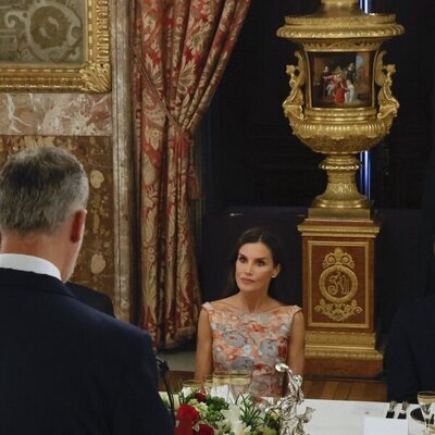 La Reina Letizia y Pedro Sánchez escuchan el discurso de Felipe VI en el almuerzo a los Reyes de Jordania