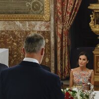 La Reina Letizia y Pedro Sánchez escuchan el discurso de Felipe VI en el almuerzo a los Reyes de Jordania