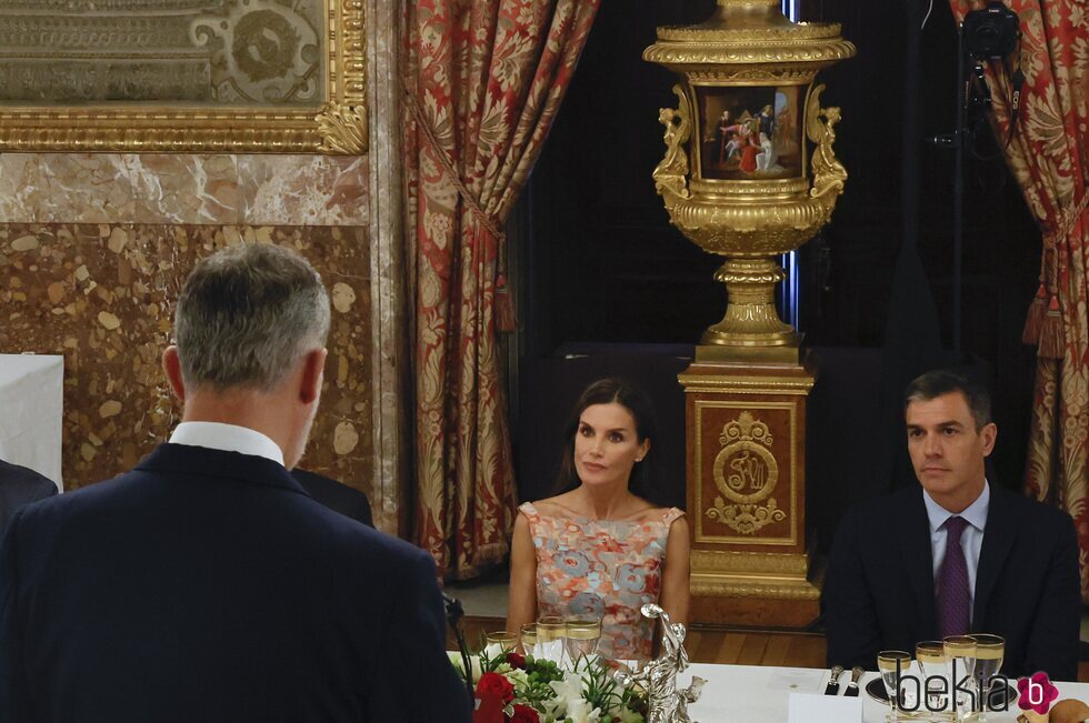 La Reina Letizia y Pedro Sánchez escuchan el discurso de Felipe VI en el almuerzo a los Reyes de Jordania