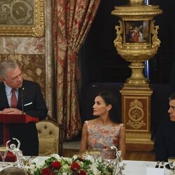 La Reina Letizia y Pedro Sánchez escuchan el discurso de Abdalá de Jordania en el almuerzo a los Reyes de Jordania