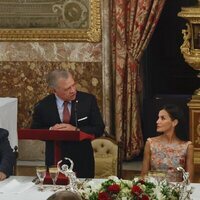 La Reina Letizia y Pedro Sánchez escuchan el discurso de Abdalá de Jordania en el almuerzo a los Reyes de Jordania