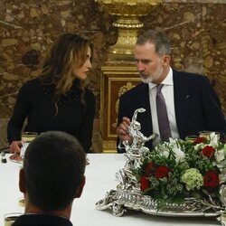 Rania de Jordania y Felipe VI hablando en el almuerzo a los Reyes de Jordania en el Palacio Real