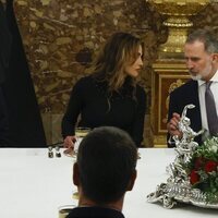 Rania de Jordania y Felipe VI hablando en el almuerzo a los Reyes de Jordania en el Palacio Real