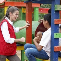 La Reina Letizia hablando con unos niños en Yotoco en su Viaje de Cooperación a Colombia