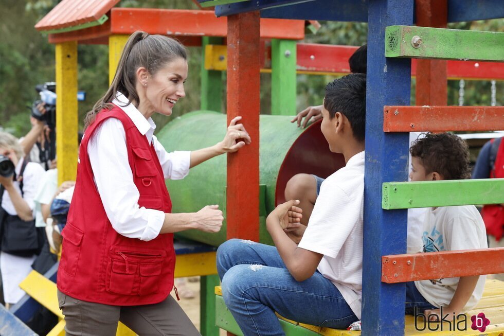 La Reina Letizia hablando con unos niños en Yotoco en su Viaje de Cooperación a Colombia