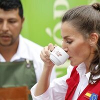 La Reina Letizia tomando un café en su Viaje de Cooperación a Colombia