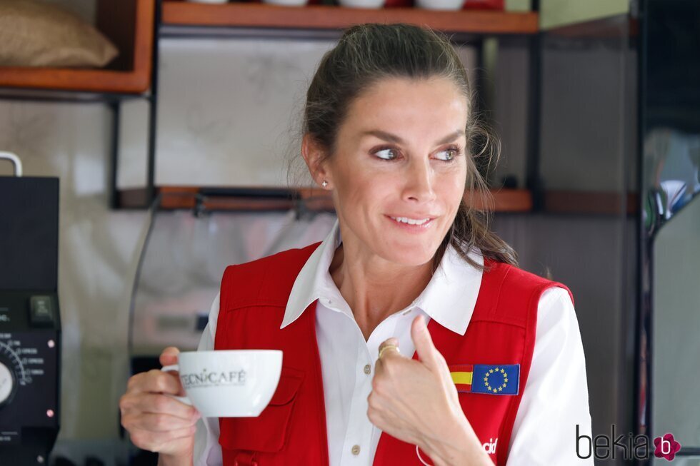 La Reina Letizia tras haber tomado un café en su Viaje de Cooperación a Colombia