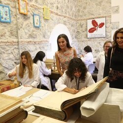 La Reina Letizia y Rania de Jordania conociendo el trabajo realizado en las Escuelas Taller y Talleres de Empleo de Patrimonio Nacional