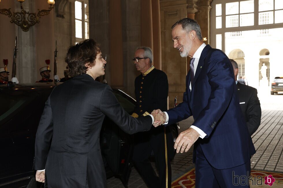 El Rey Felipe VI saluda a Hashem de Jordania en el Palacio Real