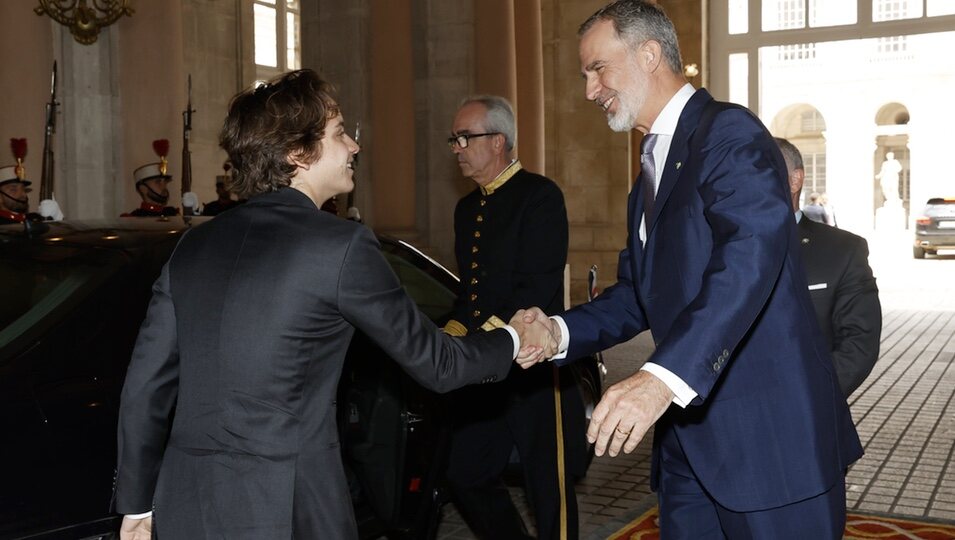 El Rey Felipe VI saluda a Hashem de Jordania en el Palacio Real