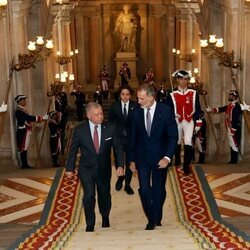 El Rey Felipe VI y Abdalá de Jordania, seguidos de Hashem de Jordania, en el Palacio Real