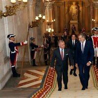 El Rey Felipe VI y Abdalá de Jordania, seguidos de Hashem de Jordania, en el Palacio Real