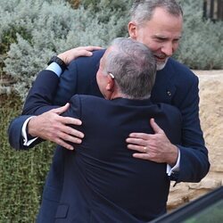 El Rey Felipe VI abraza a Abdalá de Jordania en la cena de bienvenida por la reunión del Proceso de Áqaba en Córdoba
