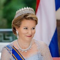 Matilde de Bélgica con la tiara de las Nueve Provincias en la cena de Estado a los Reyes de Holanda