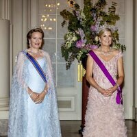 Matilde de Bélgica con la tiara de las Nueve Provincias y Máxima de Holanda con la tiara Stuart