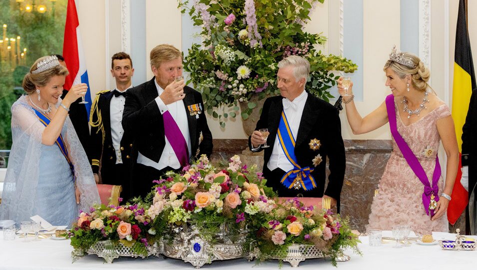 Guillermo Alejandro y Máxima de Holanda y Felipe y Matilde de Bélgica brindando en la cena por la Visita de Estado de los Reyes de Holanda a Bélgica