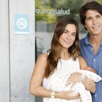 María Pombo y Pablo Castellano a su salida del hospital con su hija Vega