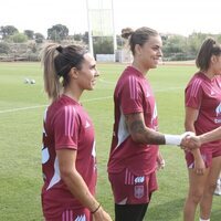La Reina Letizia saludando a las jugadoras de la Selección Nacional de Fútbol Femenino