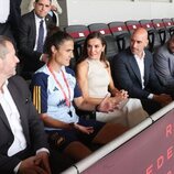 La Reina Letizia con la segunda entrenadora de la Selección Nacional Femenina de Fútbol viendo un entrenamiento